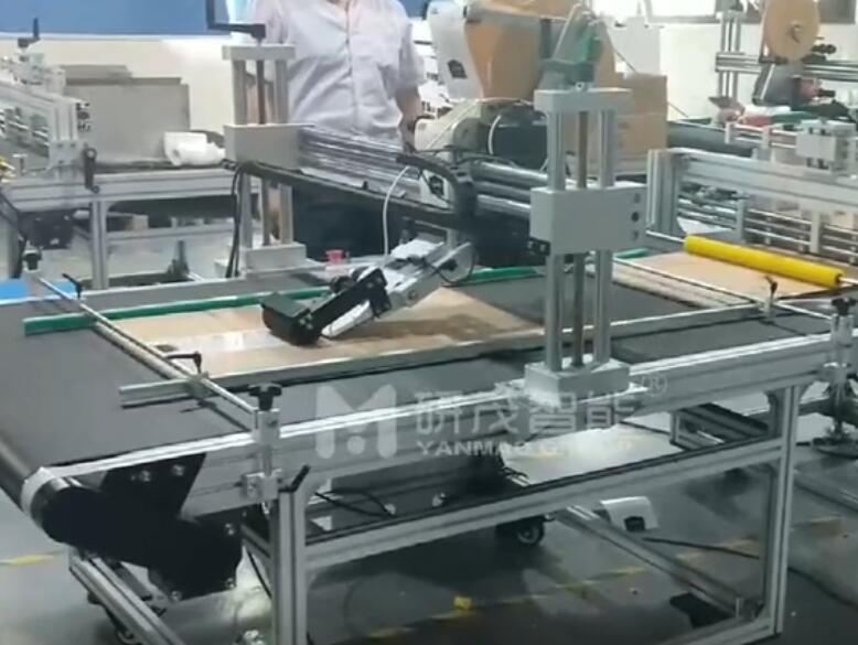 電商客戶定制紙箱貼不干膠標(biāo)簽機(jī)